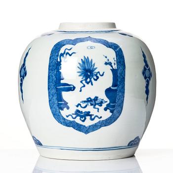 A blue and white jar, Qing dynasty, Kangxi (1662-1722).