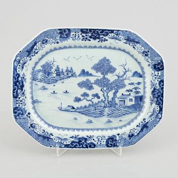 A Chinese export porcelain charger, Qing dynasty, Qianlong (1736-95).