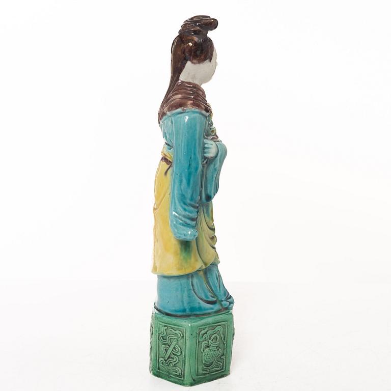 A Chinese porcelain figure of an elegant lady, 20th century.