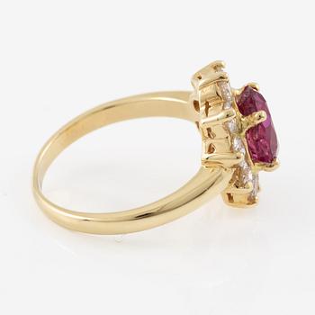 Ring, 18K guld med rosa safir och briljantslipade diamanter.