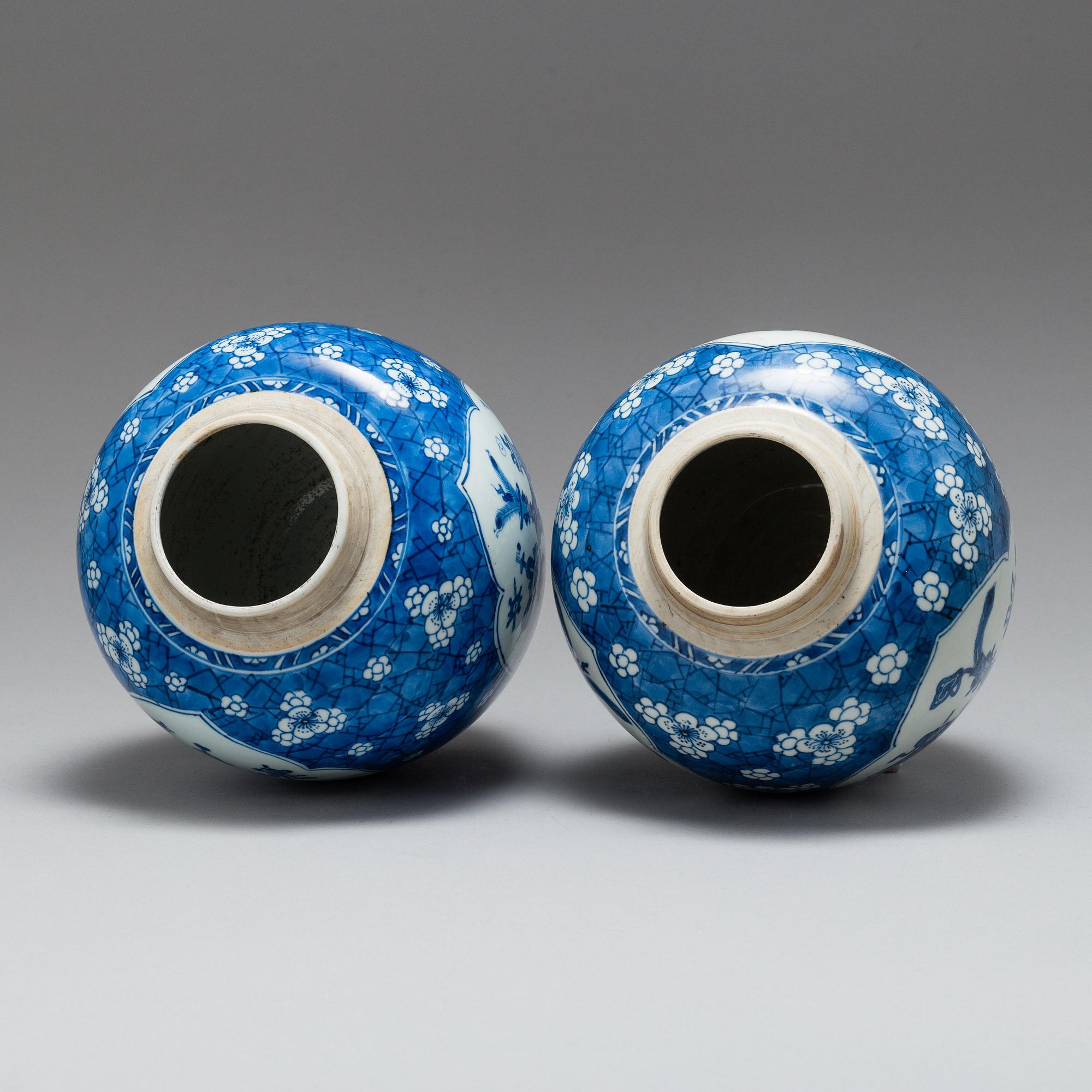 BOJANER med LOCK, två stycken, porslin. Qingdynastin, Kangxi (1662-1722).