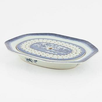 A blue and white serving dish with strainer, Qing dynasty, 19th Century.
