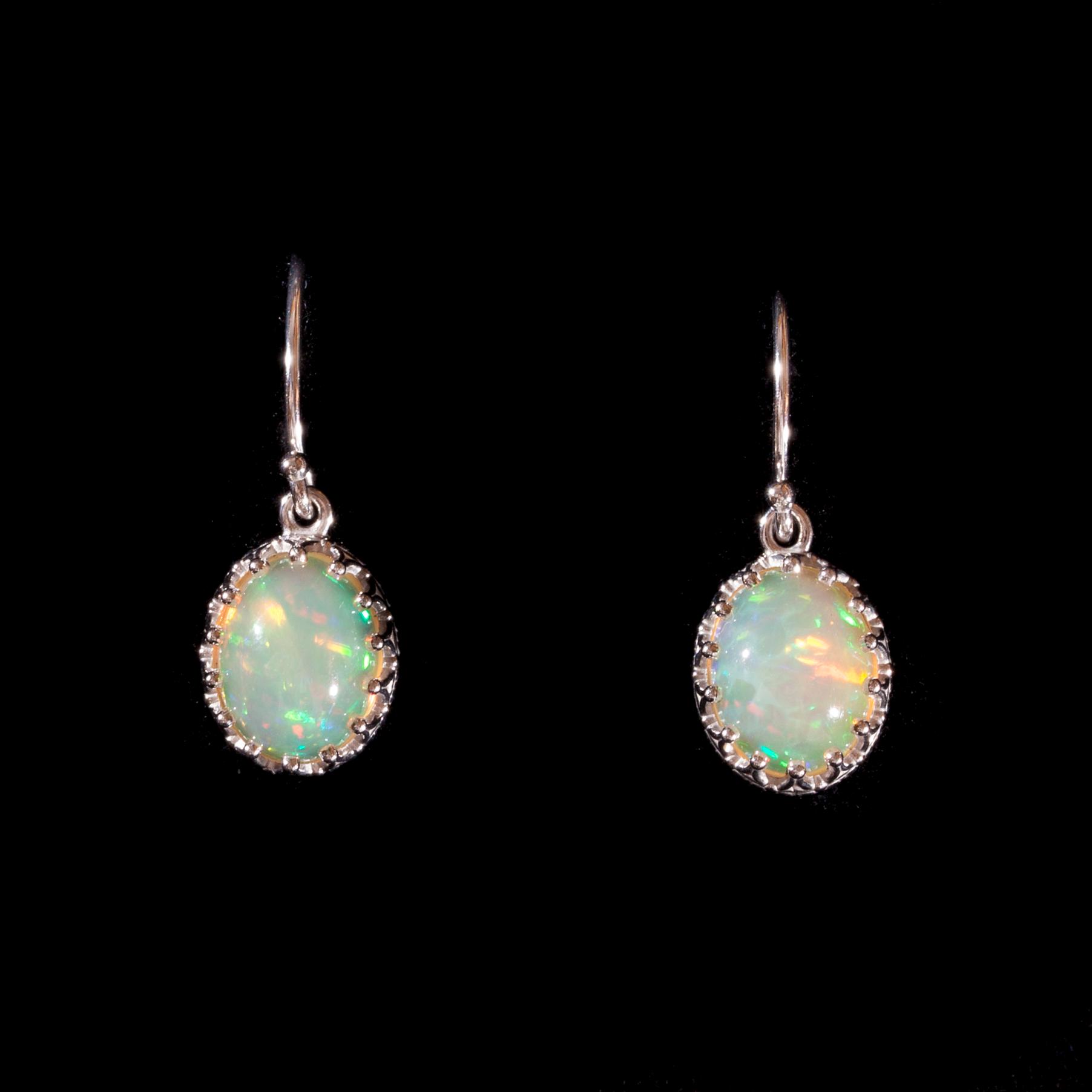 ÖRHÄNGEN, 14K vitguld, opal. Vikt ca 2,3 g.