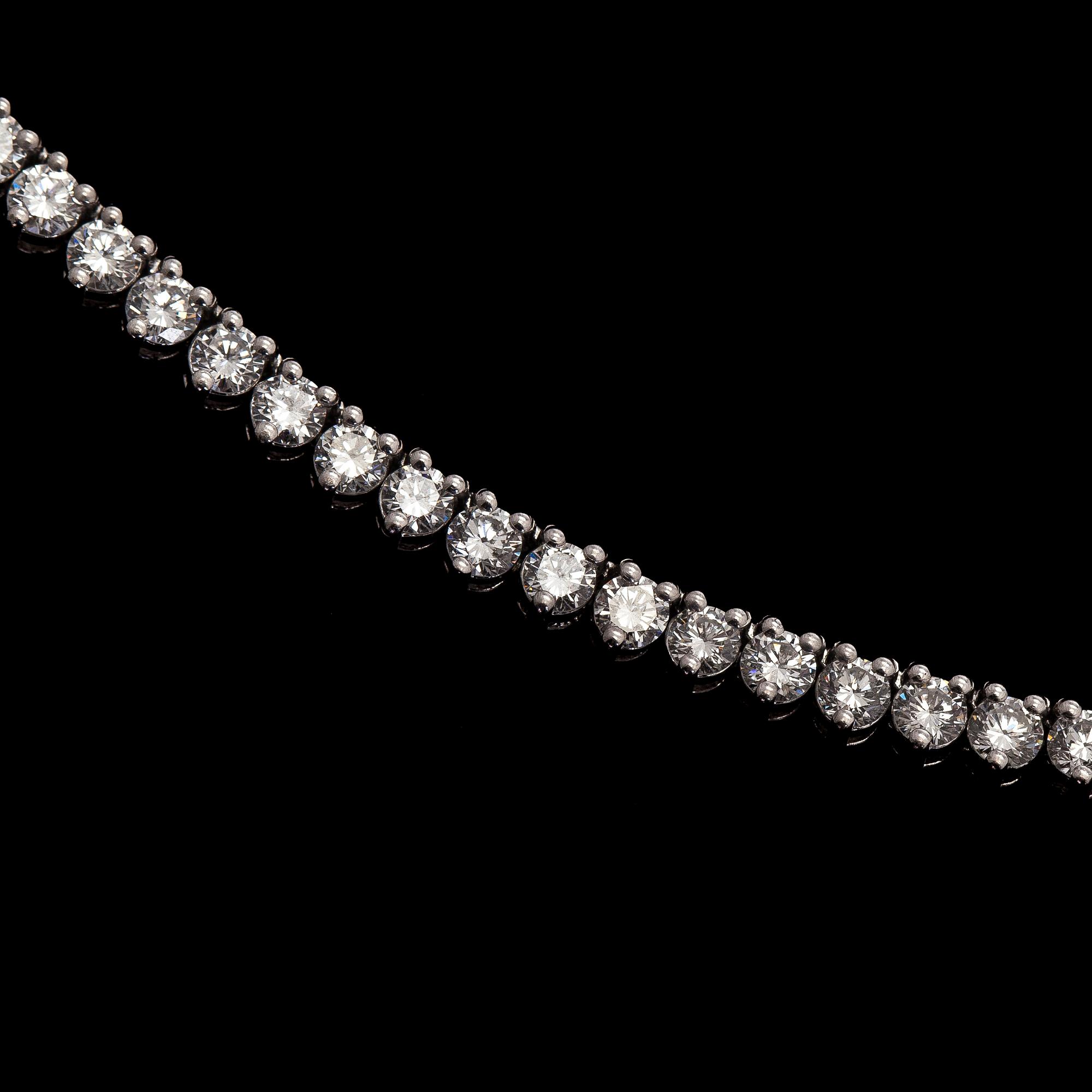 Kaulakoru, 18K valkokultaa ja briljanttihiottuja timantteja.