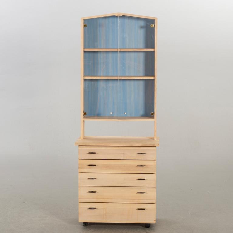 OLOF PIRA, VITRINSKÅP MED UNDERDEL, ur serien "Solid Form" samt "Blå Rand".
