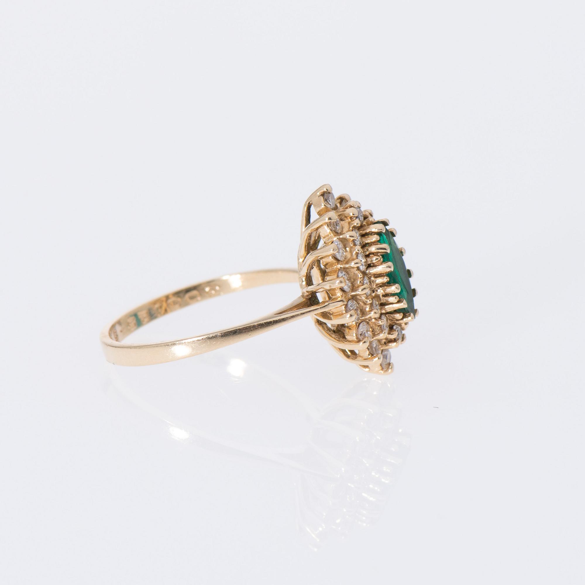 RING, fasettslipad smaragd, briljantslipade diamanter, 14K guld.