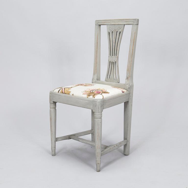 Skrivbord, gustaviansk stil, 1900-tal och stol, gustavianskt provinsarbete, 1700-talets slut.