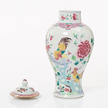 Vas med lock, porslin. Qingdynastin.