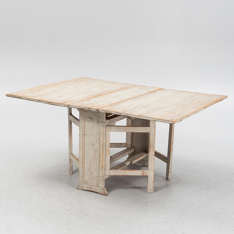 A gate-leg table, 19th Century.
