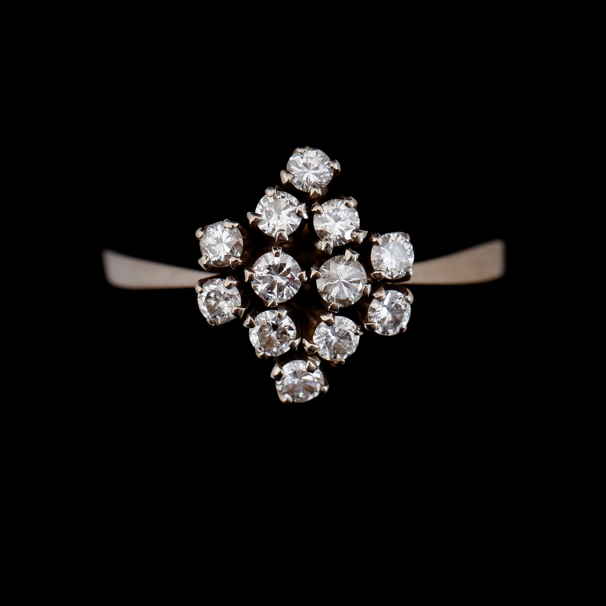 RING, 18K vitguld, briljantslipade diamanter tot ca 0.50 ct, ALP Stockholm 1976.