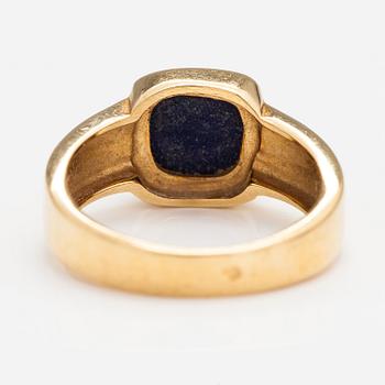 An 18K gold ring with a lapis lazuli. France.