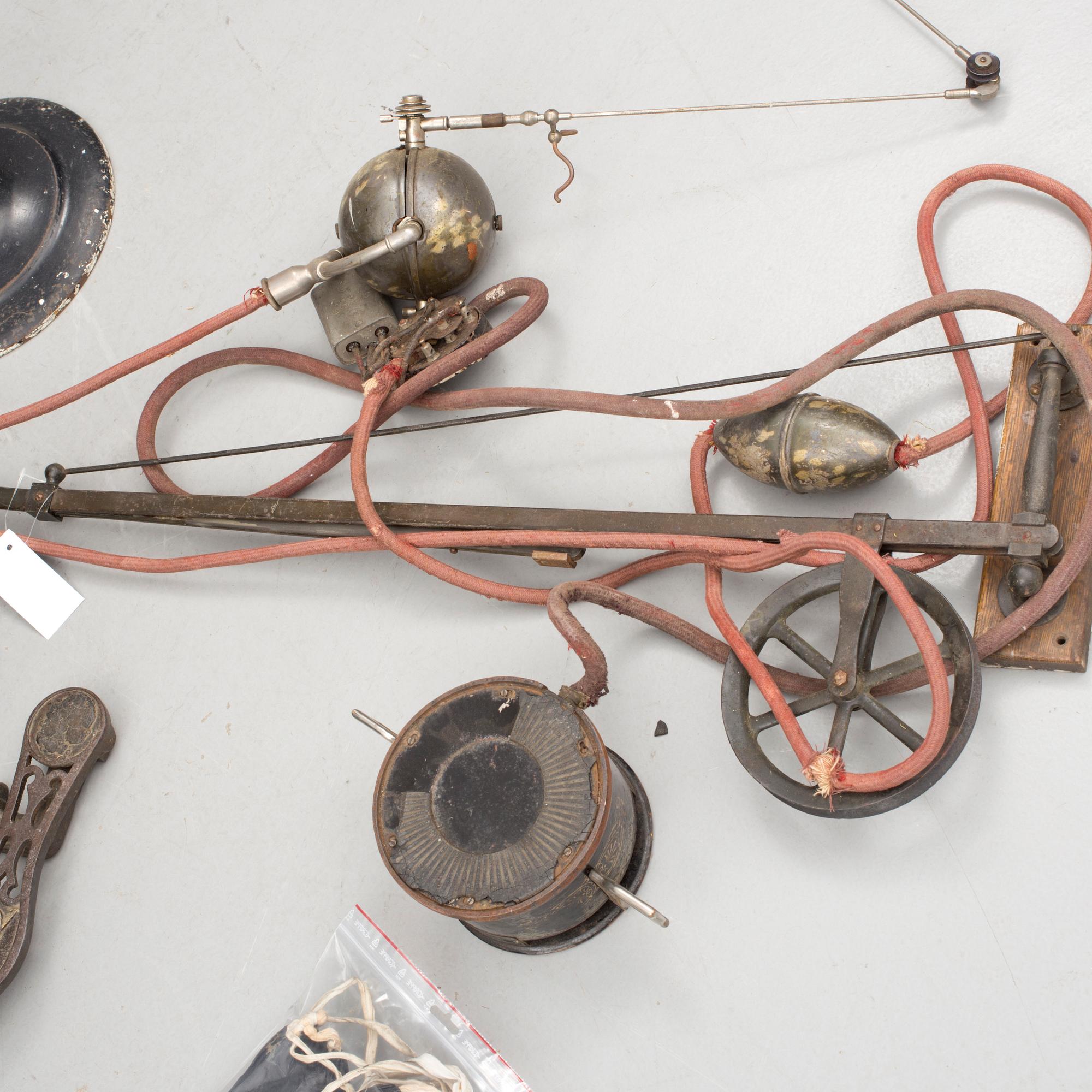 TANDLÄKARSTOL med TILLBEHÖR, 4 delar, omkring år 1900.