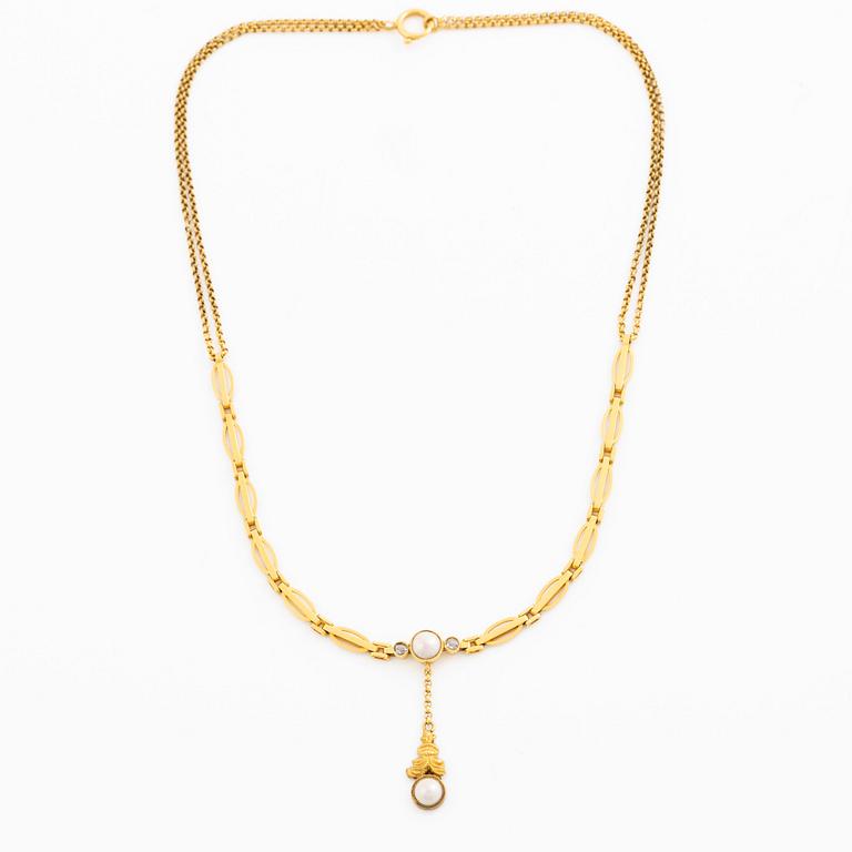 Necklace in 18K gold with half-pearls and rose-cut diamonds, likely 19th century.