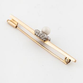 BROOCH 18K gold w old-cut diamonds 1and cultured pearl, CG Hallberg Göteborg 1917.