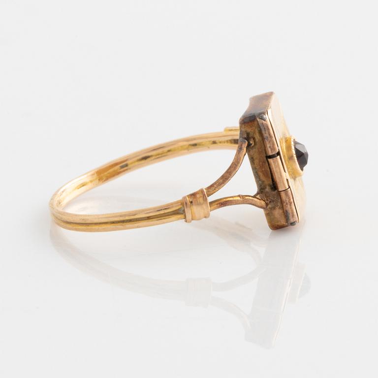 An 18K gold ring.