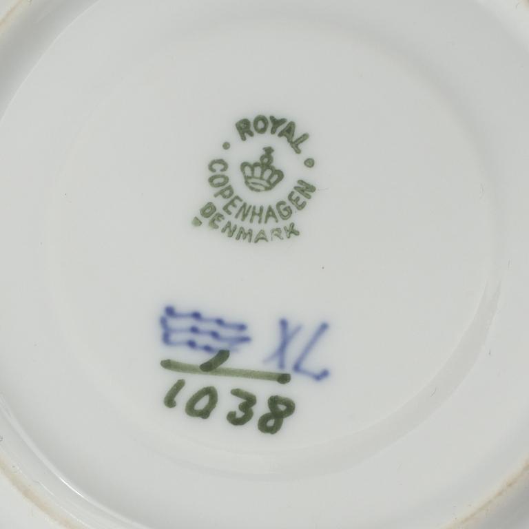 SERVISDELAR, 8 st, porslin, "Musselmalet", Royal Copenhagen, 1900-talets andra hälft.