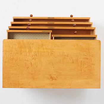 Axel Larsson, a Swedish Modern drawer, from the "1000 series", Svenska Möbelfabrikerna Bodafors, 1930s.