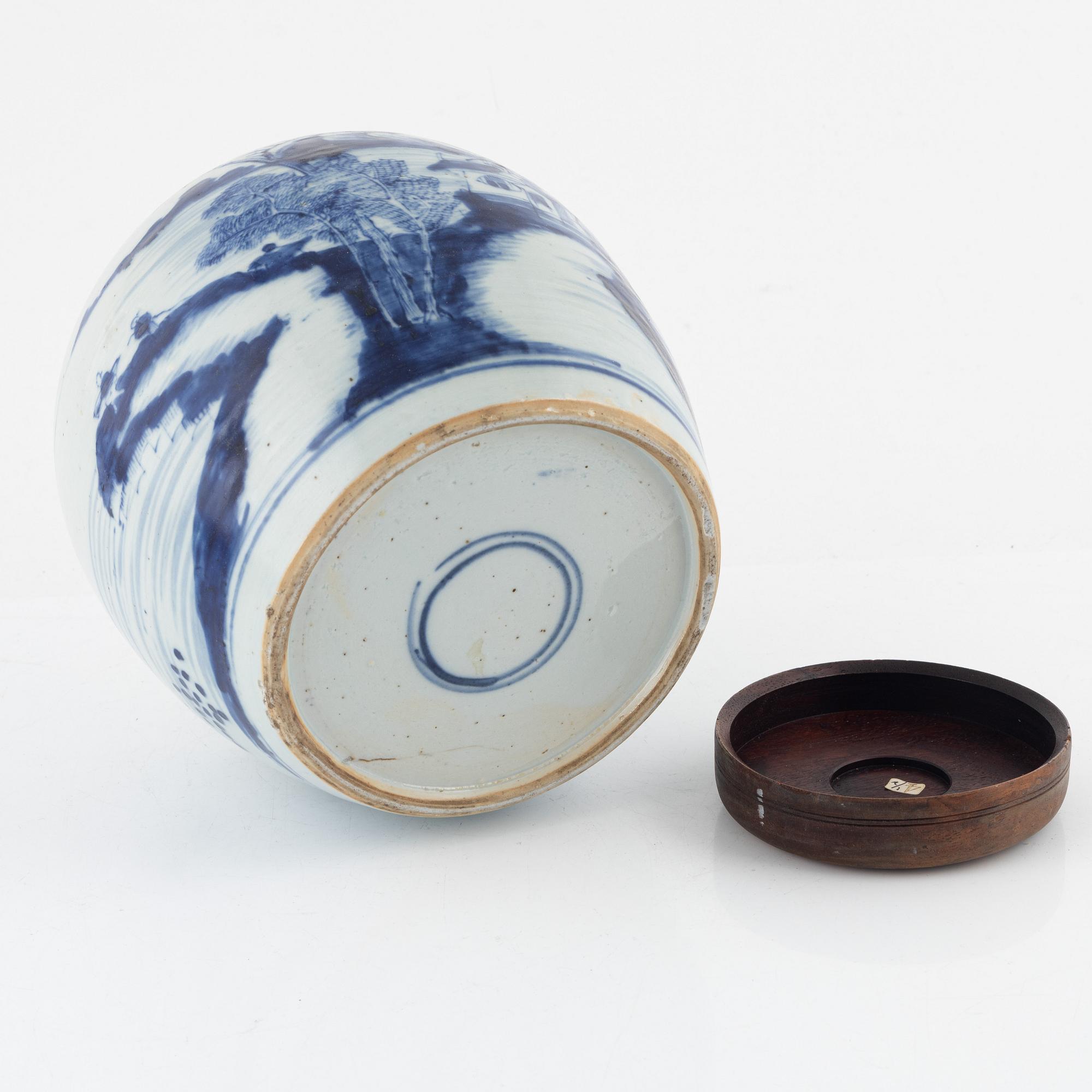 A blue and white porcelain ginger jar, Qing dynasty, 19th century.