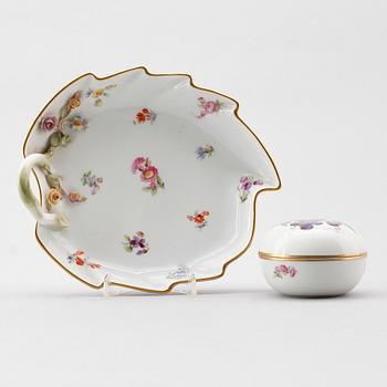 LOCKDOSA SAMT FAT, porslin, Meissen, 1900-talets mitt.
