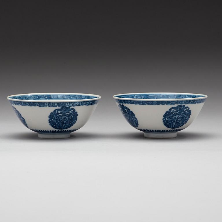 A pair of blue and white bowls, Qing dynasty with Xuandes four character mark.