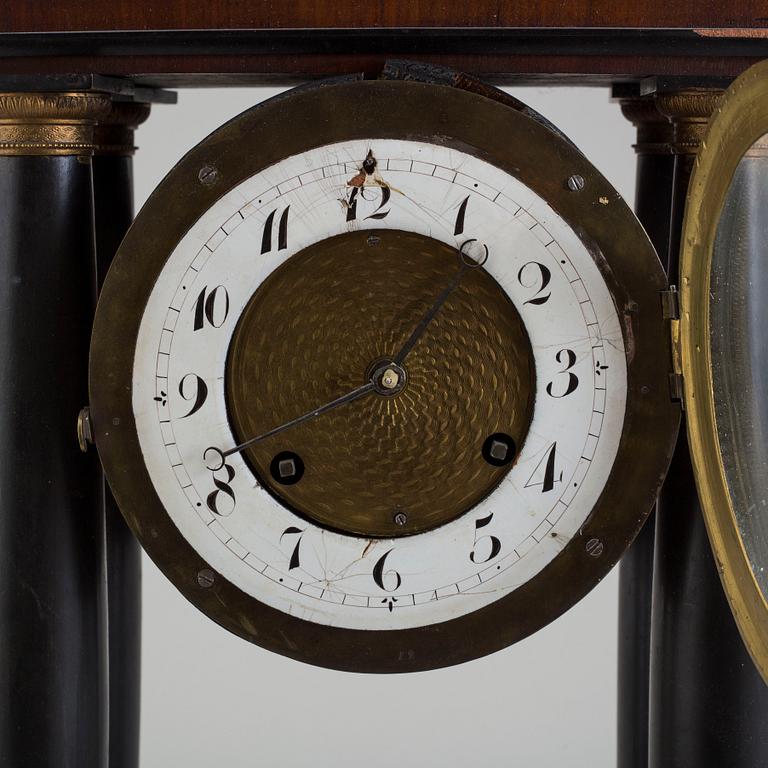 A MID 19TH CENTURY MANTEL CLOCK.