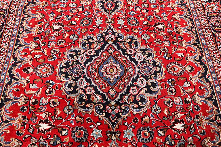 A Kashan carpet, c. 288 x 200 cm.