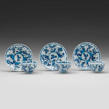 468. Three blue and white cups with saucers, Qingdynasty, Kangxi (1662-1722).