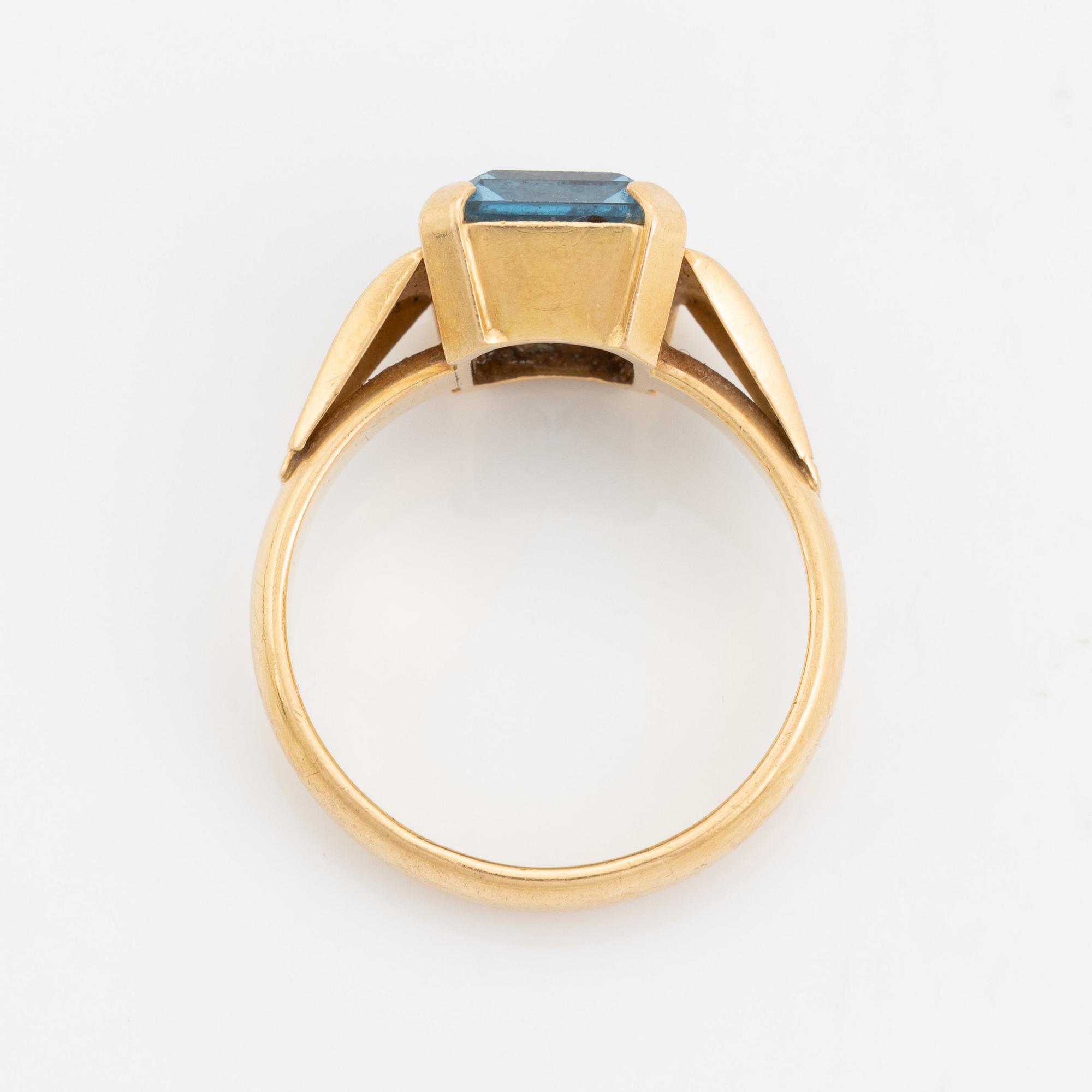 18K gold and synthetic blue spinel ring.