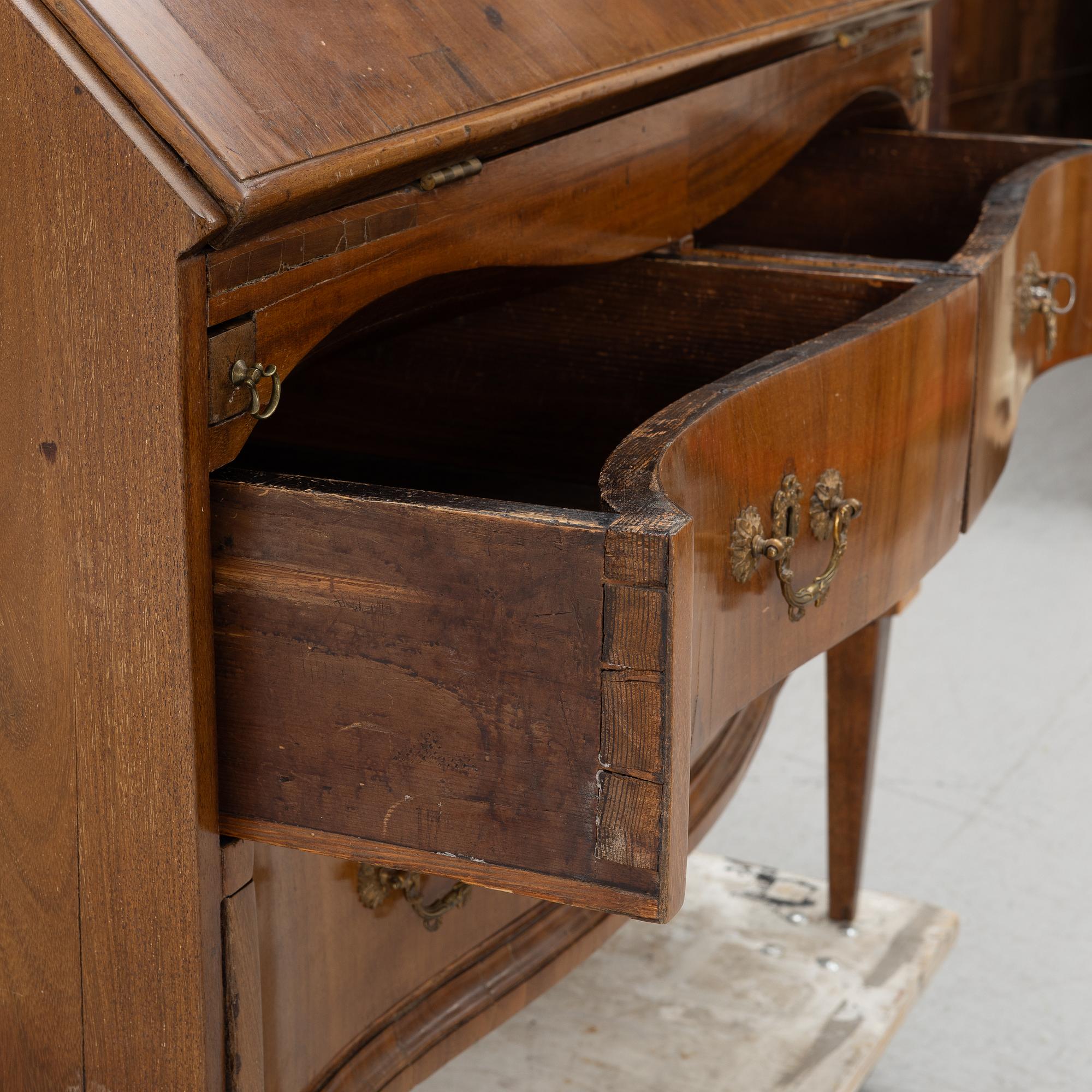 A mahogany secretaire, circa 1800.