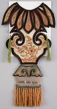 BRODERIER, 12 delar, bl.a. i siden. Kina, 1800/1900-tal.