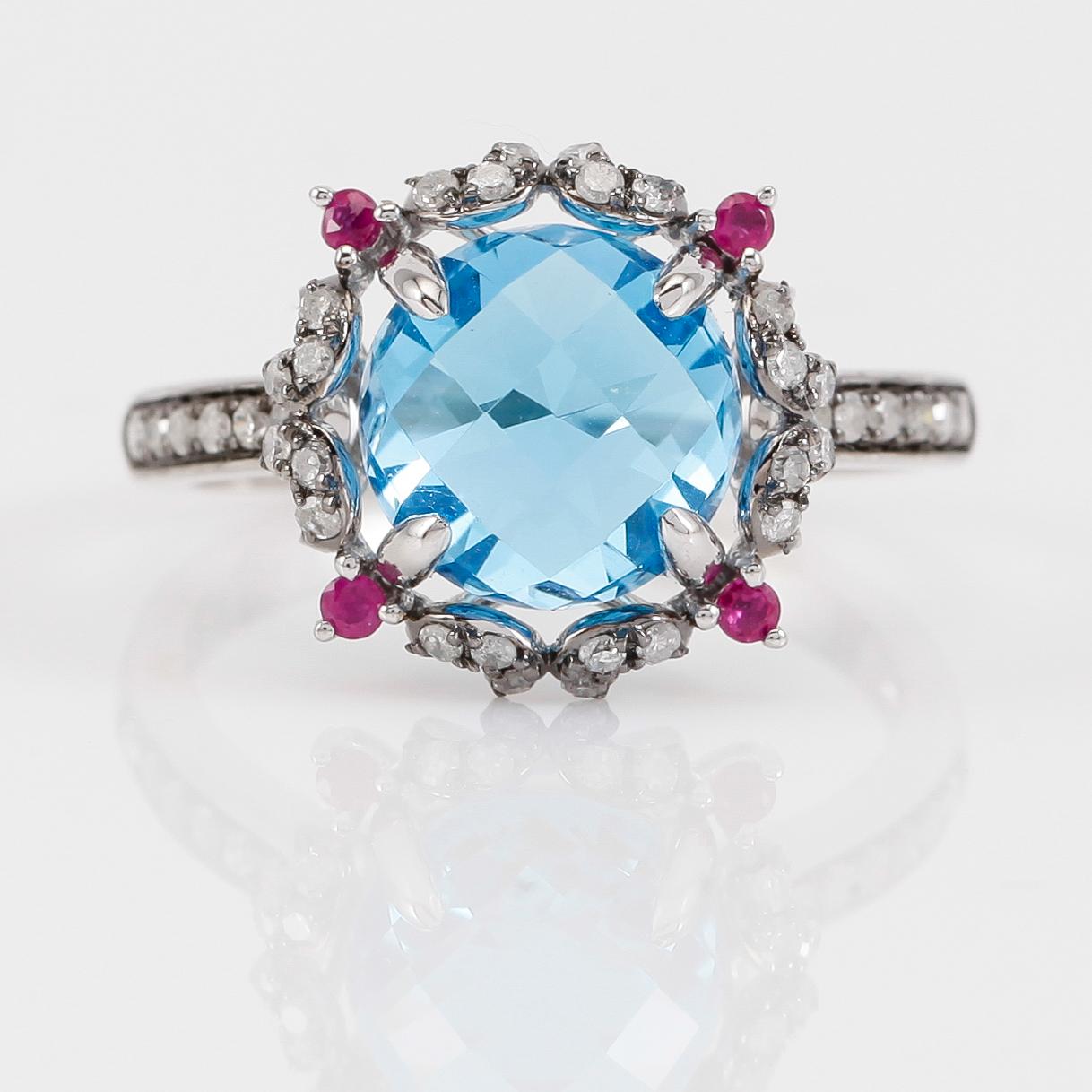 RING, 14K vitguld, blå topas, rubiner och diamanter.
