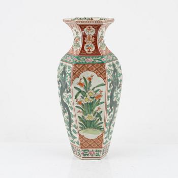 A porcelain vase, Samson, France, late 19th century.