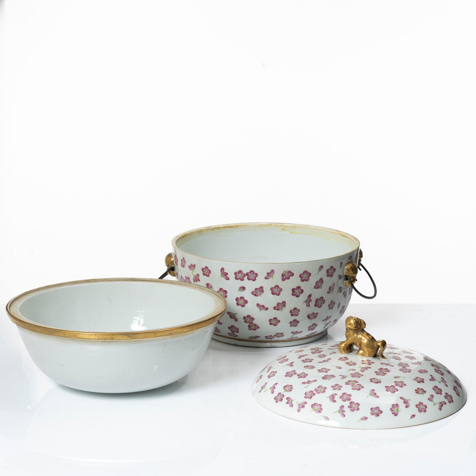 A Chinese tureen with cover and liner, late Qing dynasty.