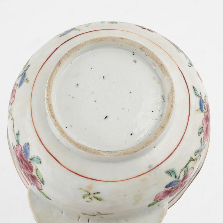 A Chinese famille rose covsh, Qing dynasty, Qianlong (1736-95).