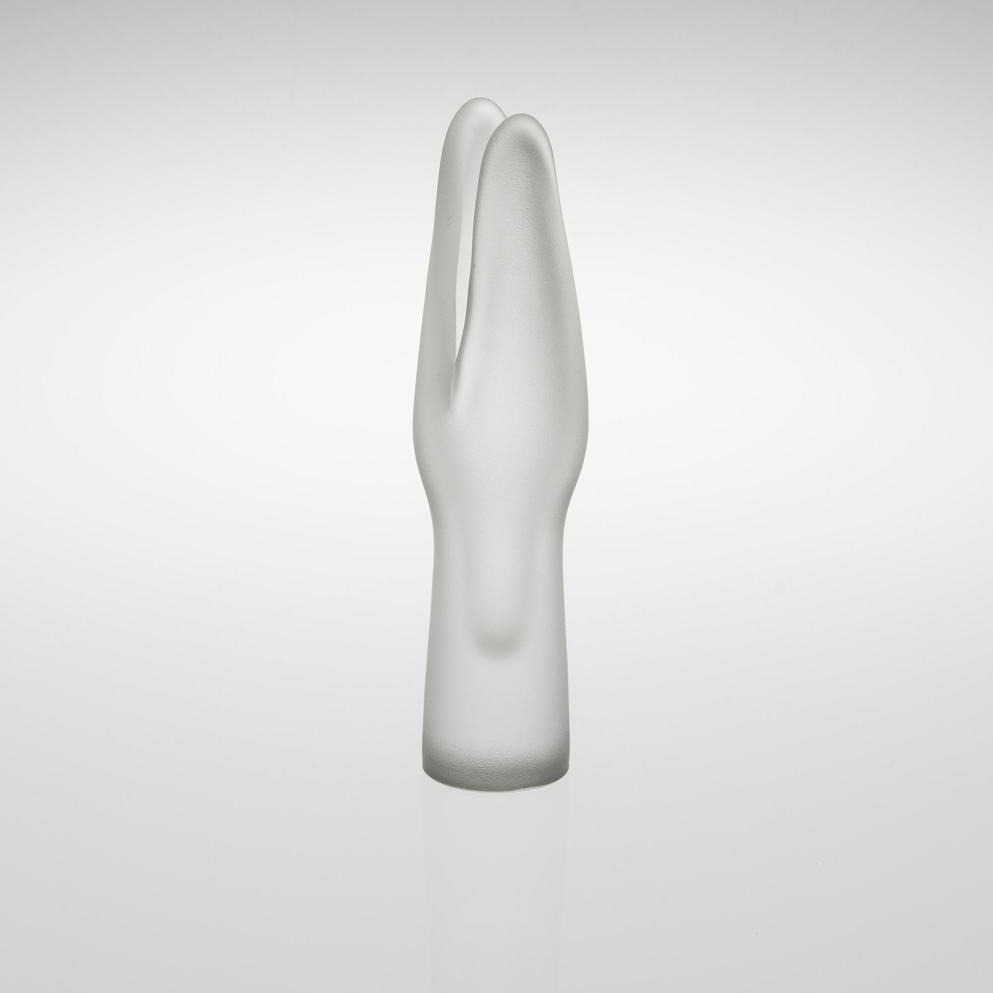 TIMO SARPANEVA , VAS. Hauenleuat (Gäddans gap). Otydlig sign. Timo Sarpaneva, Iittala.