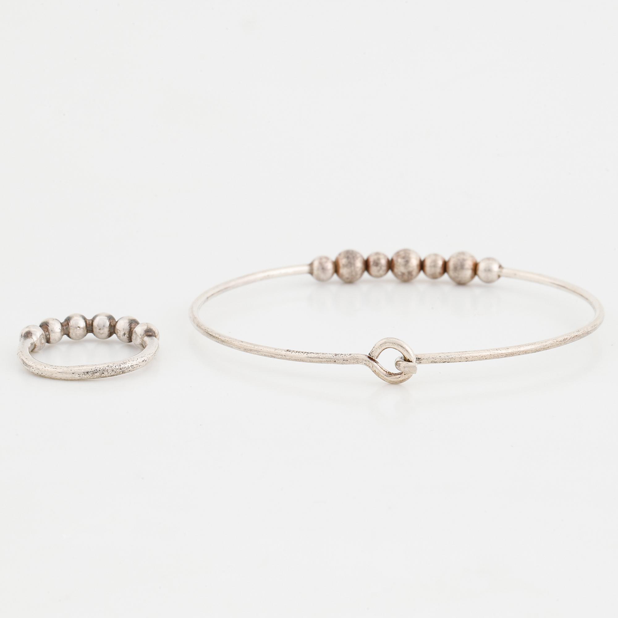 A silver bracelet and ring Stigbert.