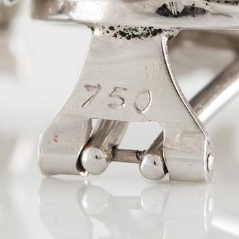 A pair of earrings in 18K gold set with round brilliant-cut diamonds.