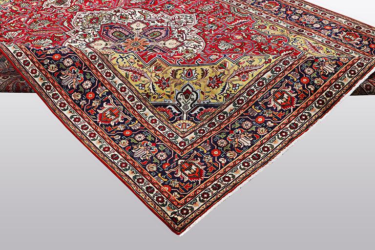 A carpet, Tabriz, ca 343 x 254 cm.