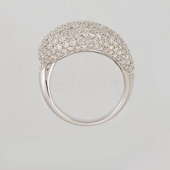 RING, 18K vitguld med 259 briljantslipade diamanter, 3.50 ct. Vikt 11,3 gram.