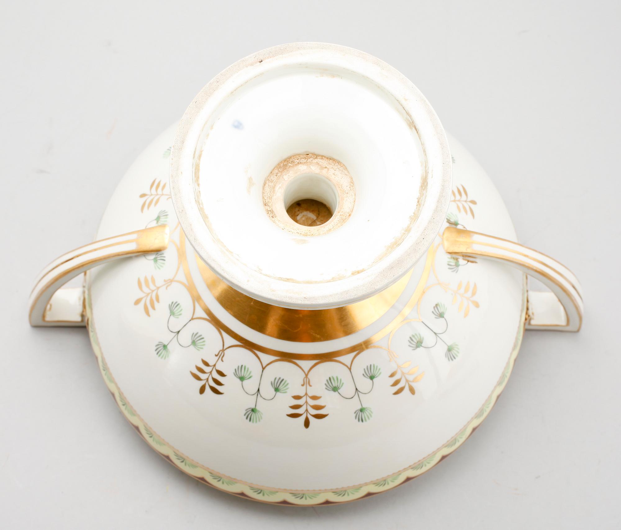 TERRIN MED LOCK OCH FAT, porslin, Wien, 1800-tal.
