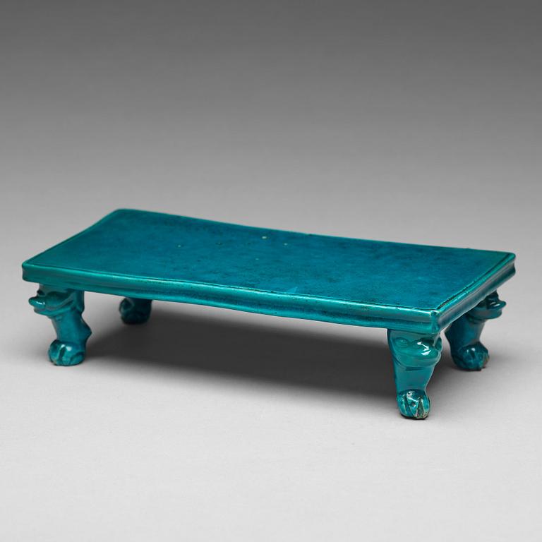 A turquoise stand in the shape of a table, Qing dynasty, Kangxi (1662-1722).