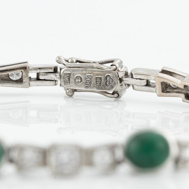 Armband, 18K vitguld med cabochonslipade smaragder och briljantslipade diamanter.