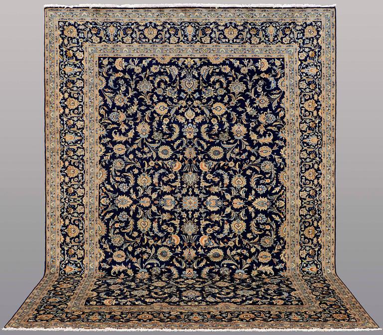 A CARPET, Kashan, ca 372 x 261 cm.