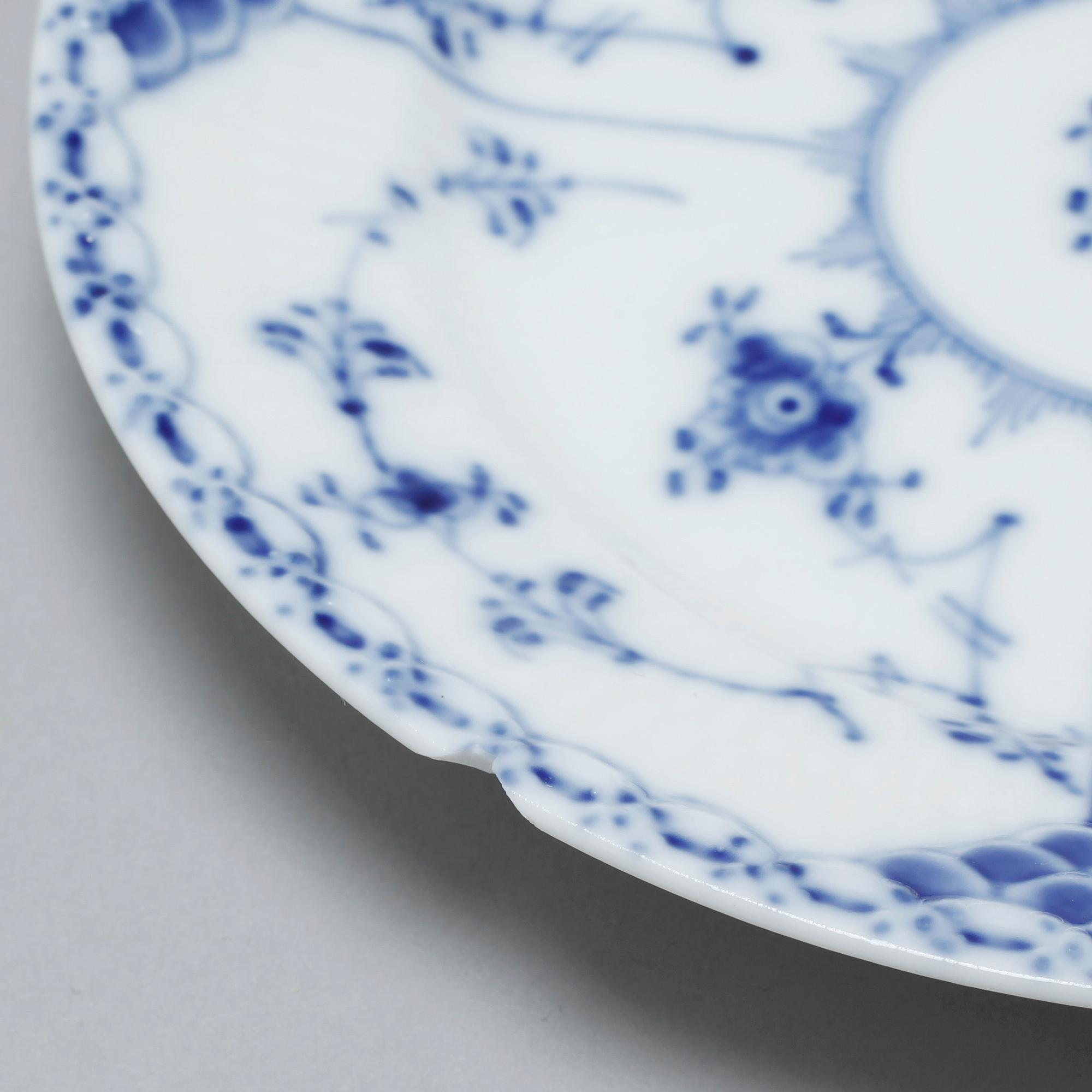 A porcelain tableware set of 92 pcs, "Musselmalet" by Royal Copenhagen, Denmark, second half of the 20th century.