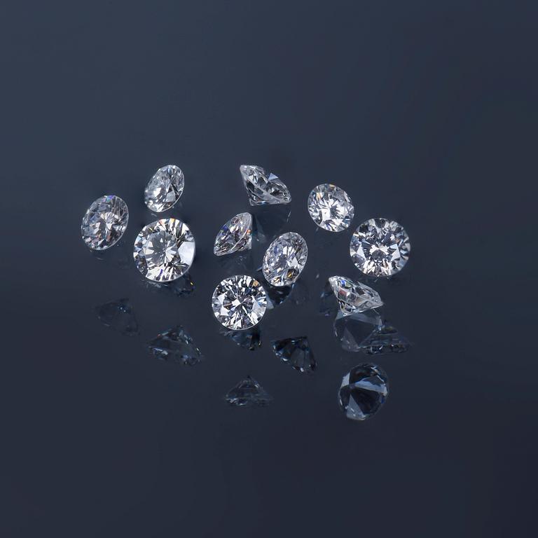 DIAMANTER, 10 st, oinfattade, briljantslipade, 1.01 ct enligt certifikat.