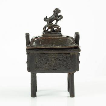 A Chinese bronze censer, Qing dynasty.