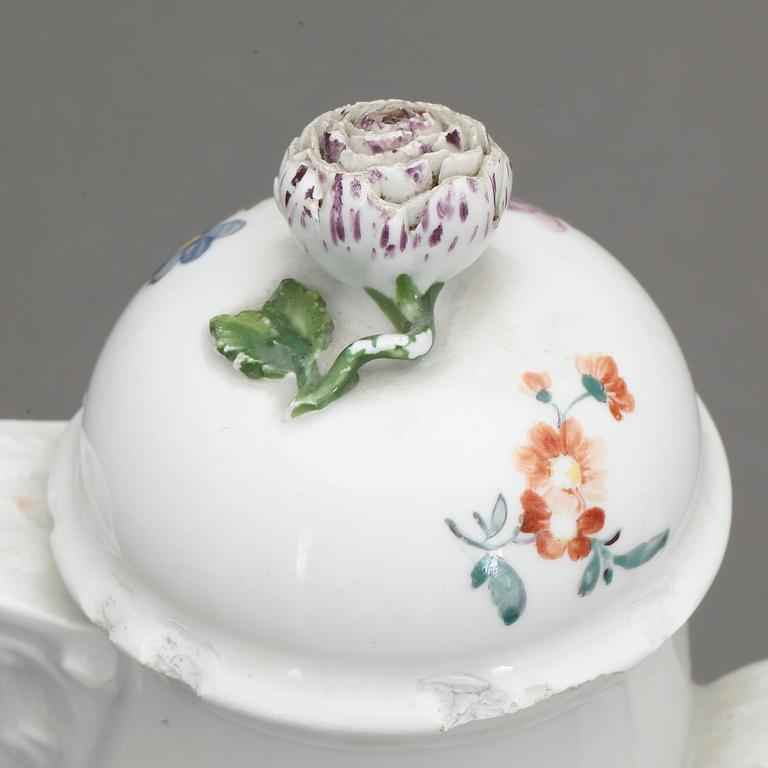 KAFFEKANNOR, 2 st, porslin, Meissen, 1800-tal.