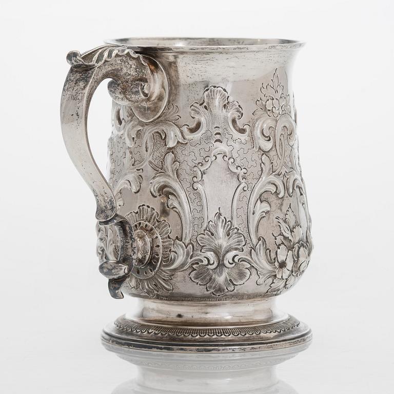 A George III sterling silver mug, maker's mark W.T,  London 1771.