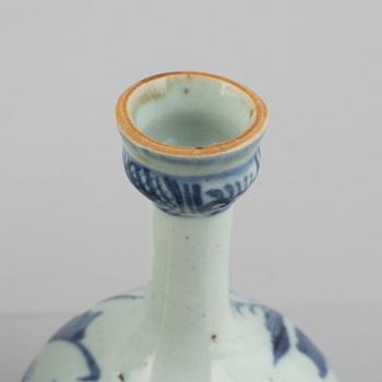 A porcelain flask and urn with cover, China, Qing dynasty, 19th century.