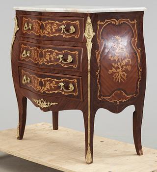 BYRÅ, rokokostil, 1900-talets andra hälft.